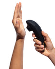 Två händer som håller Womanizer Premium 2 Black lufttrycksvibrator