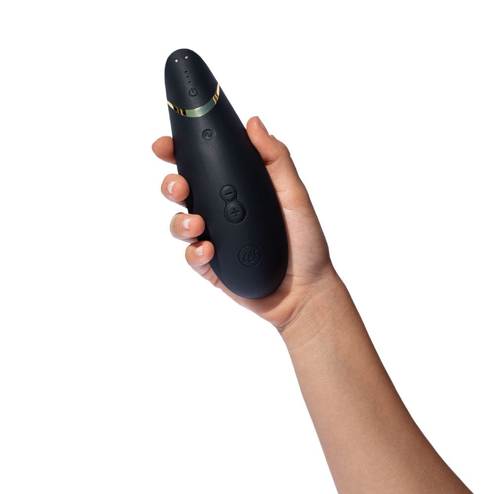 lufttrycksvibrator Womanizer Premium 2 Black i en hand