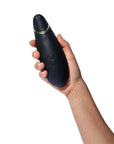 lufttrycksvibrator Womanizer Premium 2 Black i en hand