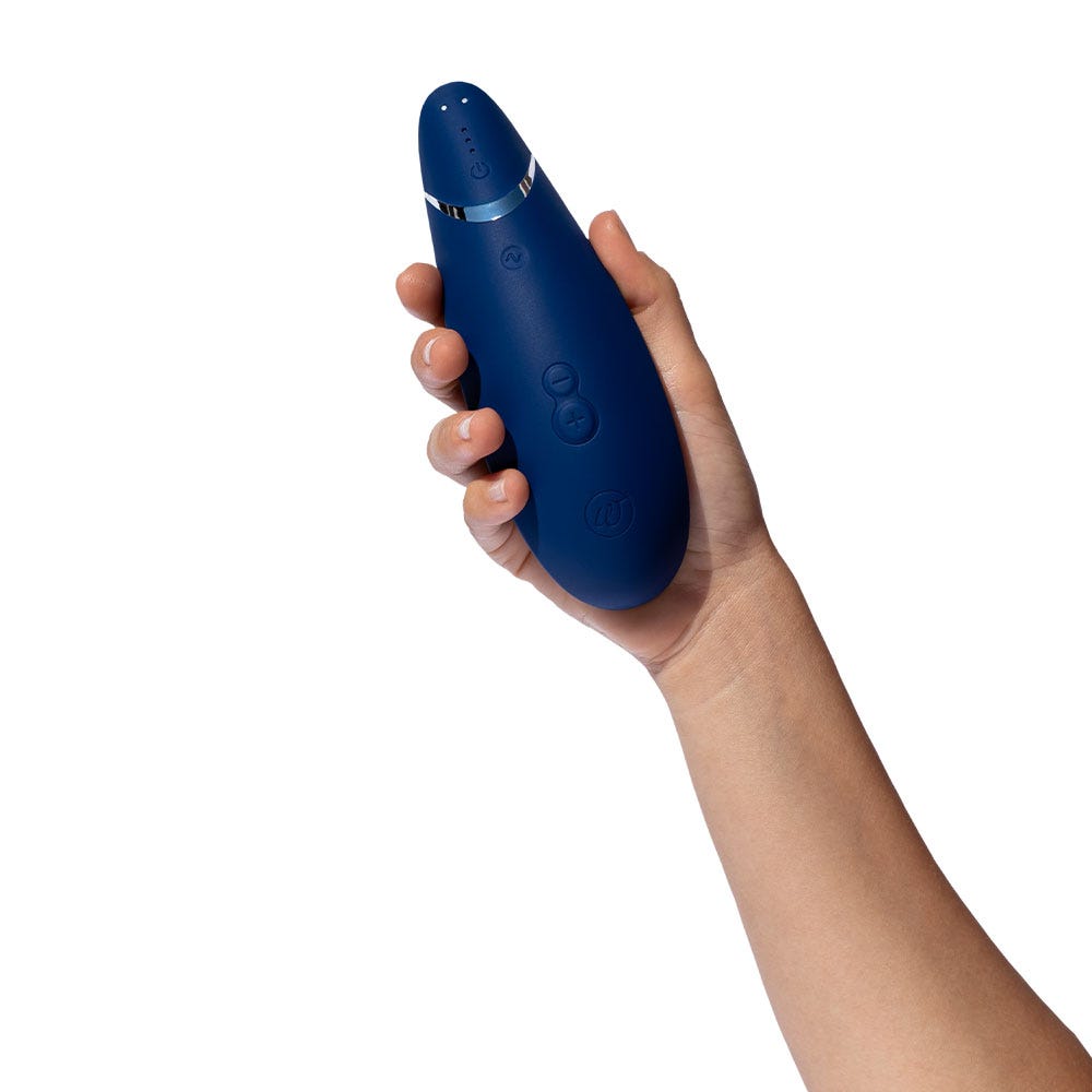 storleksdemonstration på Womanizer Premium 2 Blueberry lufttrycksvibrator i hand