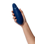 storleksdemonstration på Womanizer Premium 2 Blueberry lufttrycksvibrator i hand