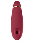 Womanizer Premium 2 Bordeaux är en röd och lyxig lufttrycksvibrator med munstycke