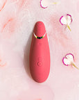 Vattentät lufttrycksvibrator Womanizer Premium 2 Raspberry. Vatten med skum och blommor. 