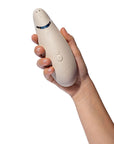 Womanizer Premium 2 Warm Gray storleksdemonstration med lufttrycksvibrator i handen