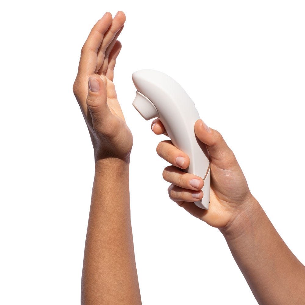 Womanizer Premium 2 Warm Gray demonstration på tyst lufttrycksvibrator som är diskret