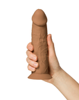 Hand som håller i Realistisk Dildo Caramel 18 cm