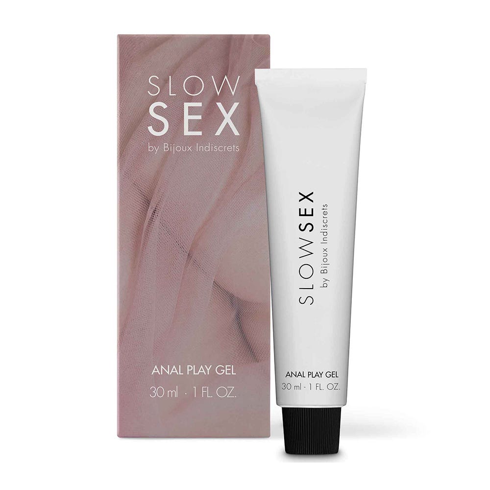 Slow Sex Anal Play Gel ståendes framför sin produktförpackning mot vit bakgrund.