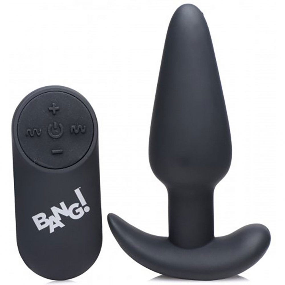 Bild på BANG! Vibrating Silicone Butt Plug samt medföljande fjärrkontroll. Vit bakgrund.