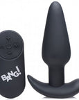 Bild på BANG! Vibrating Silicone Butt Plug samt medföljande fjärrkontroll. Vit bakgrund.