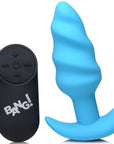 Bild på BANG! Vibrating Silicone Swirl Butt Plug och medföljande fjärrkontroll. Vit bakgrund.