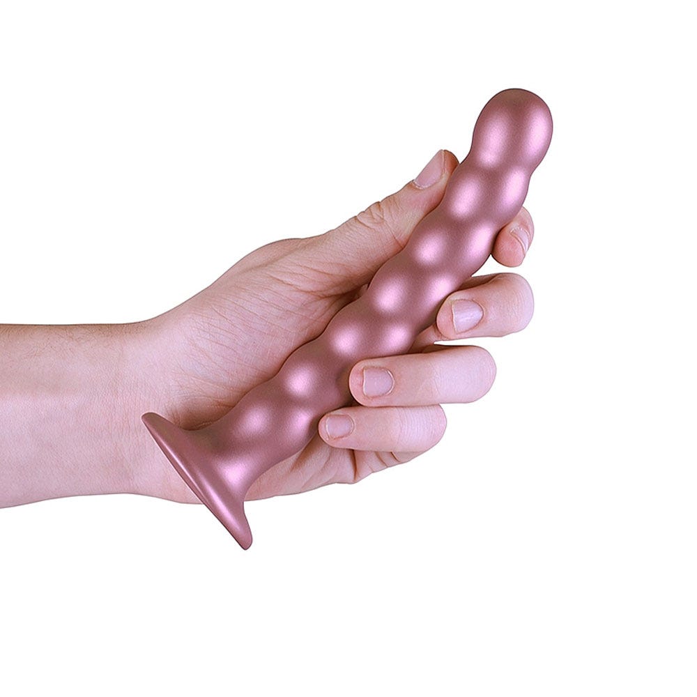 Hand som håller i Beaded Silicone G-Spot Dildo 16,5cm mot vit bakgrund.