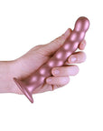 Hand som håller i Beaded Silicone G-Spot Dildo 16,5cm mot vit bakgrund.