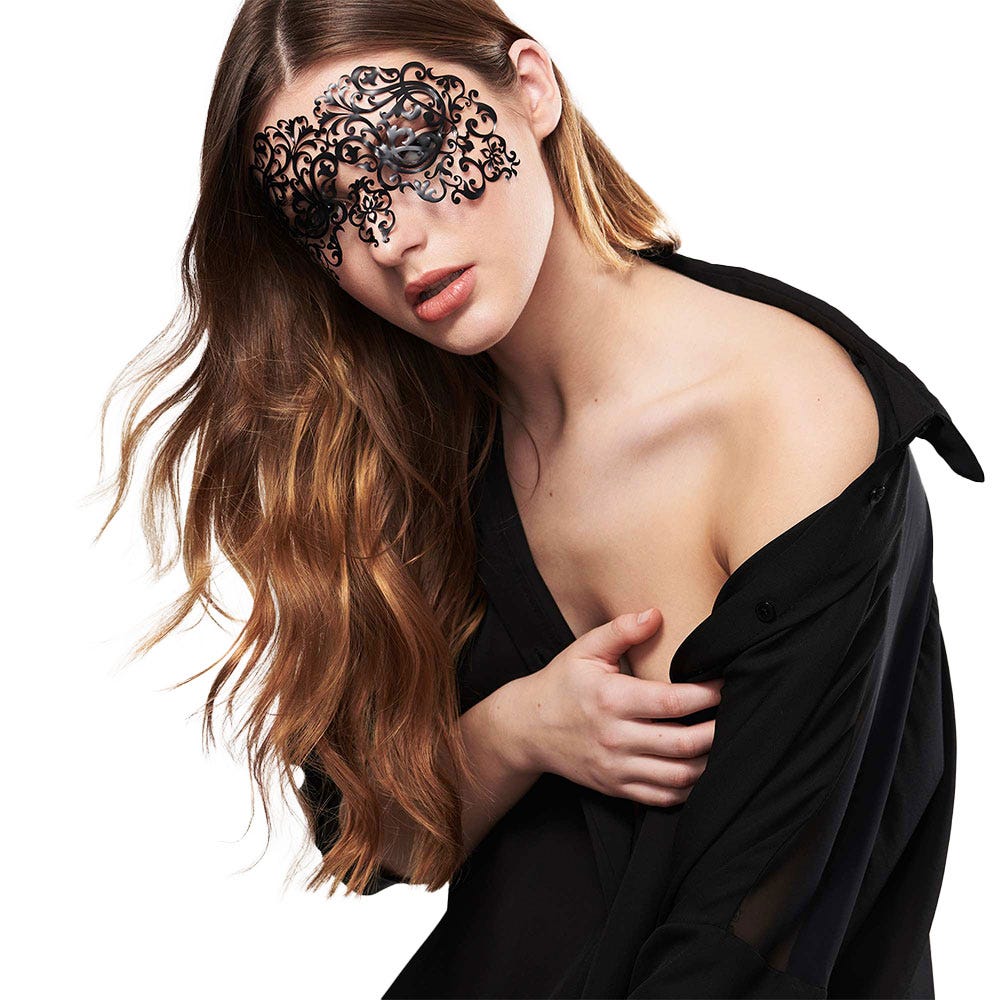 Kvinnlig modell med Bijoux Indiscrets Dalila Mask på ansiktet. Vit bakgrund.