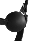 Närbild på Blindfolded Head Harness with Solid Ball Gag gagball mot vit bakgrund.