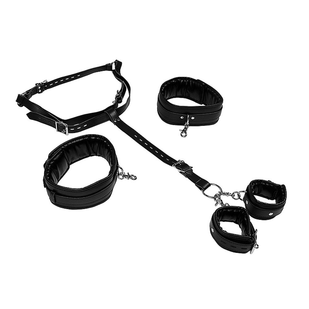 Body Harness with Thigh and Hand Cuffs liggandes mot vit bakgrund.