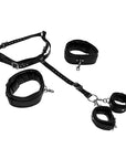 Body Harness with Thigh and Hand Cuffs liggandes mot vit bakgrund.