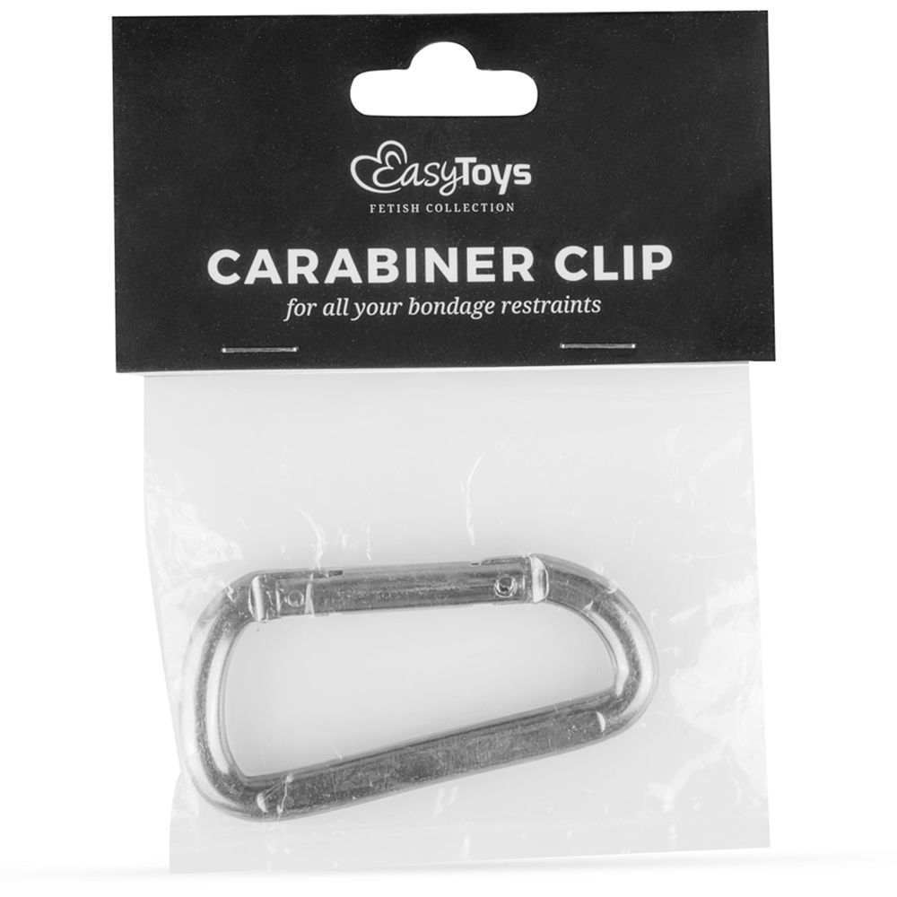 Förpackningen till Carabiner Clip - Kabinhake. Svart förpackning med vit text. Produkten ligger i en genomskinlig påse.