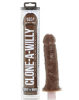 Clone-A-Willy Kit Deep Skin Tone ståendes mot vit bakgrund.