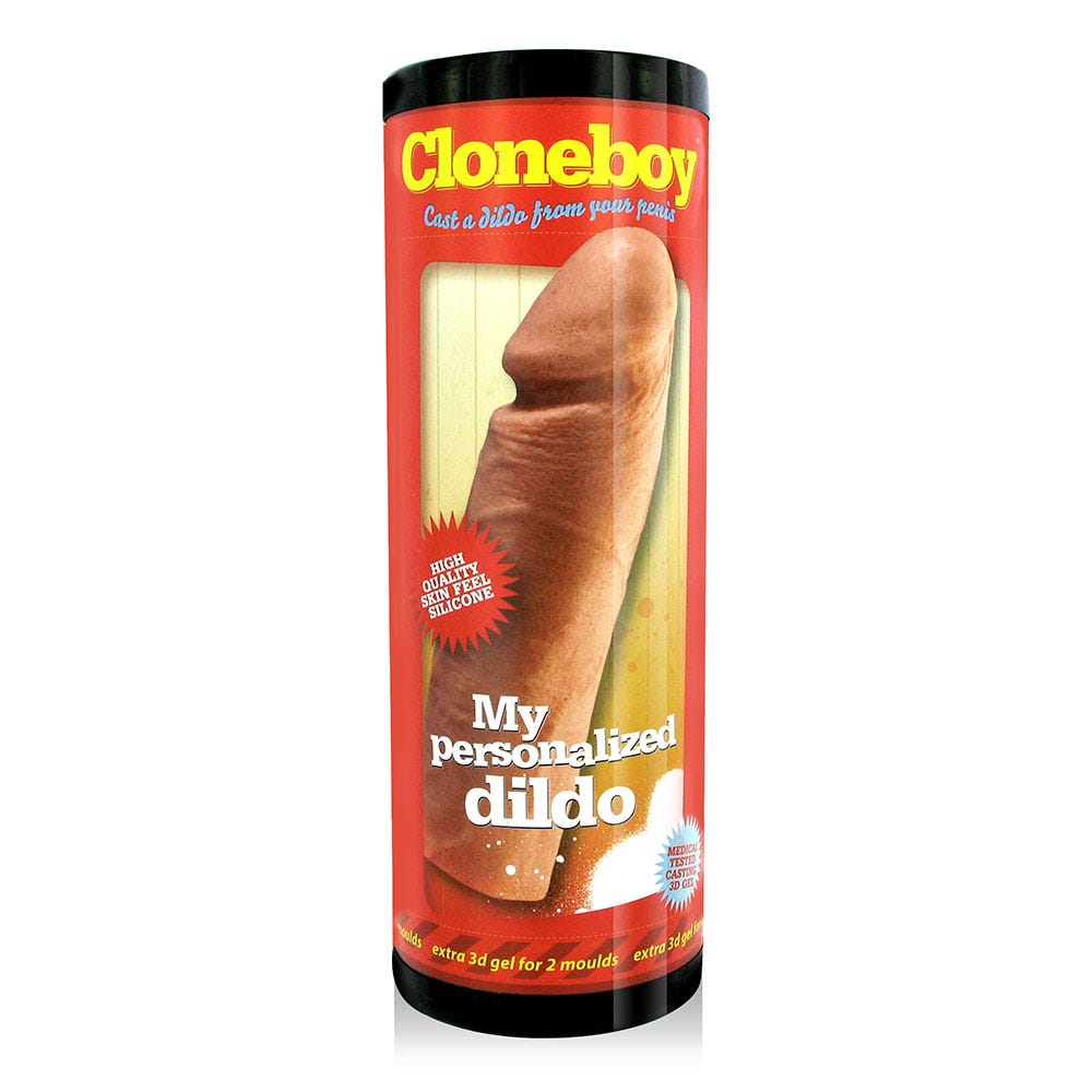 Cloneboy Dildo Nude ståendes mot vit bakgrund.