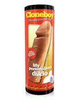 Cloneboy Dildo Nude ståendes mot vit bakgrund.