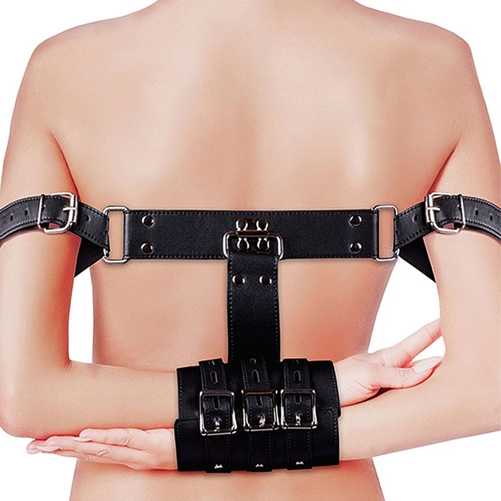 Kvinnlig modell som är fastbunden i Complete Arm Restraints mot vit bakgrund.