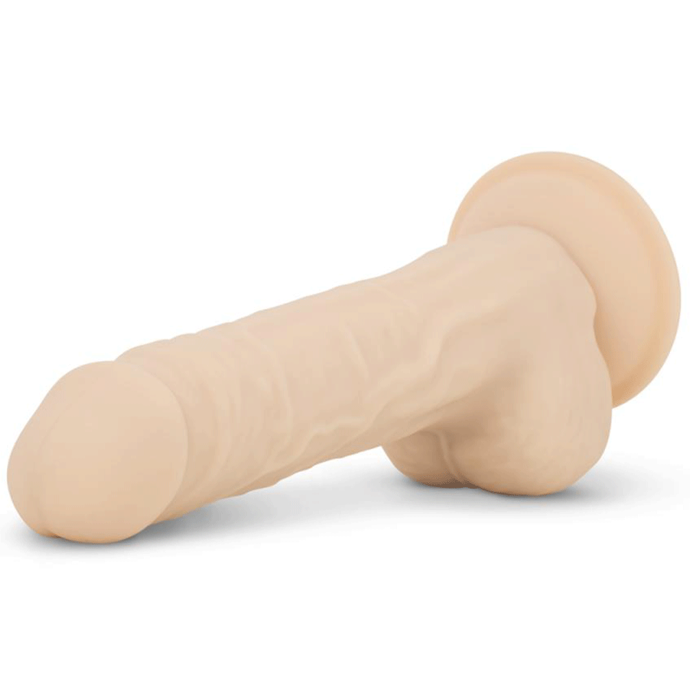 Deluxe Quentin Realistisk Dildo liggandes mot vit bakgrund.