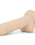 Deluxe Quentin Realistisk Dildo liggandes mot vit bakgrund.