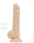 Deluxe Quentin Realistisk Dildo dimensioner mot vit bakgrund.