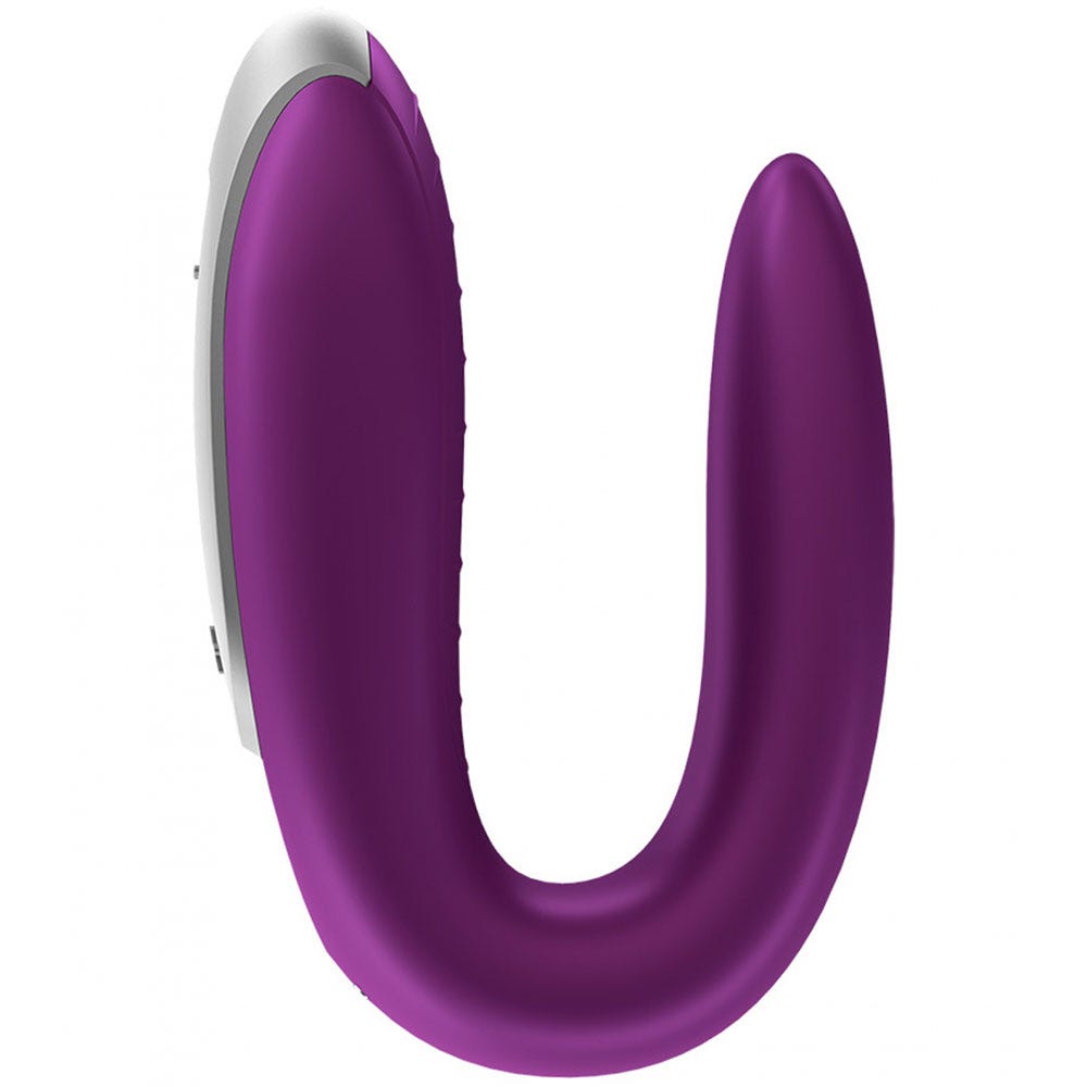 sidvy av Satisfyer Double Fun Appstyrd Parvibrator Lila. U-formad produkt i matt lila färg. Silverdetaljer.