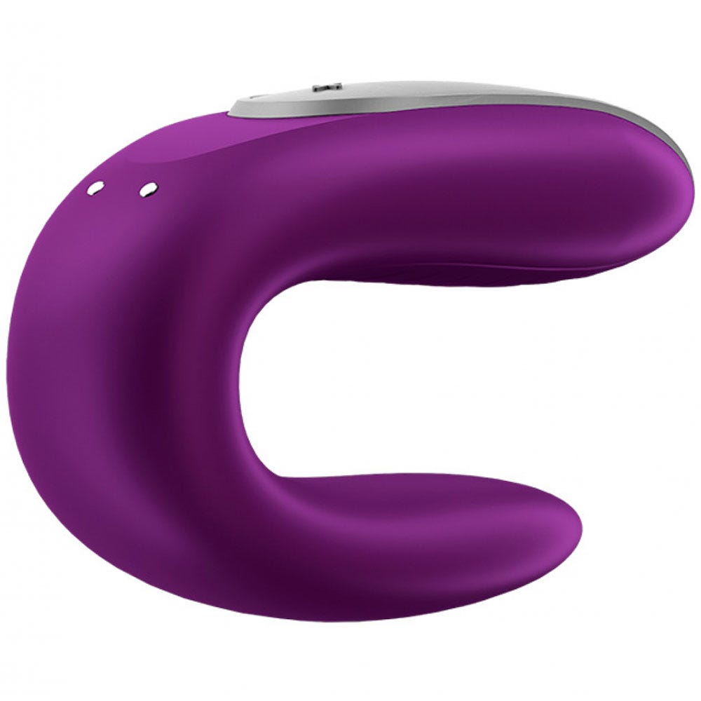 Baksidan av Satisfyer Double Fun Appstyrd Parvibrator Lila. Ladduttaget i fokus. Mot vit bakgrund.