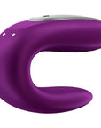 Baksidan av Satisfyer Double Fun Appstyrd Parvibrator Lila. Ladduttaget i fokus. Mot vit bakgrund.