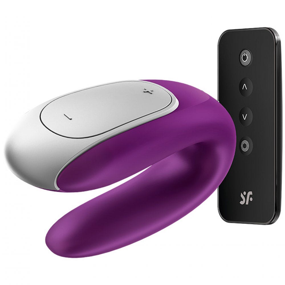 Satisfyer Double Fun Appstyrd Parvibrator Lila med svart fjärrkontroll. Kontrollen har fyra knappar.