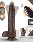 Illustration på Dr. Skin Realistic Thrusting Dildo Chocolate 20cm juckande rörelse och fjärrkontroll mot vit bakgrund.