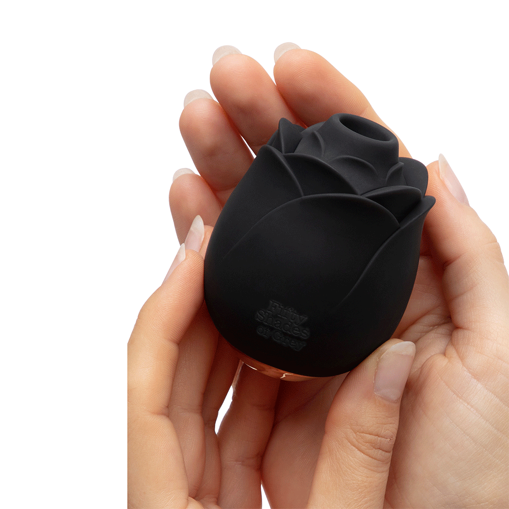 Hand håller i Fifty Shades of Grey Suction Rose Black mot vit bakgrund.