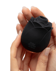 Hand håller i Fifty Shades of Grey Suction Rose Black mot vit bakgrund.