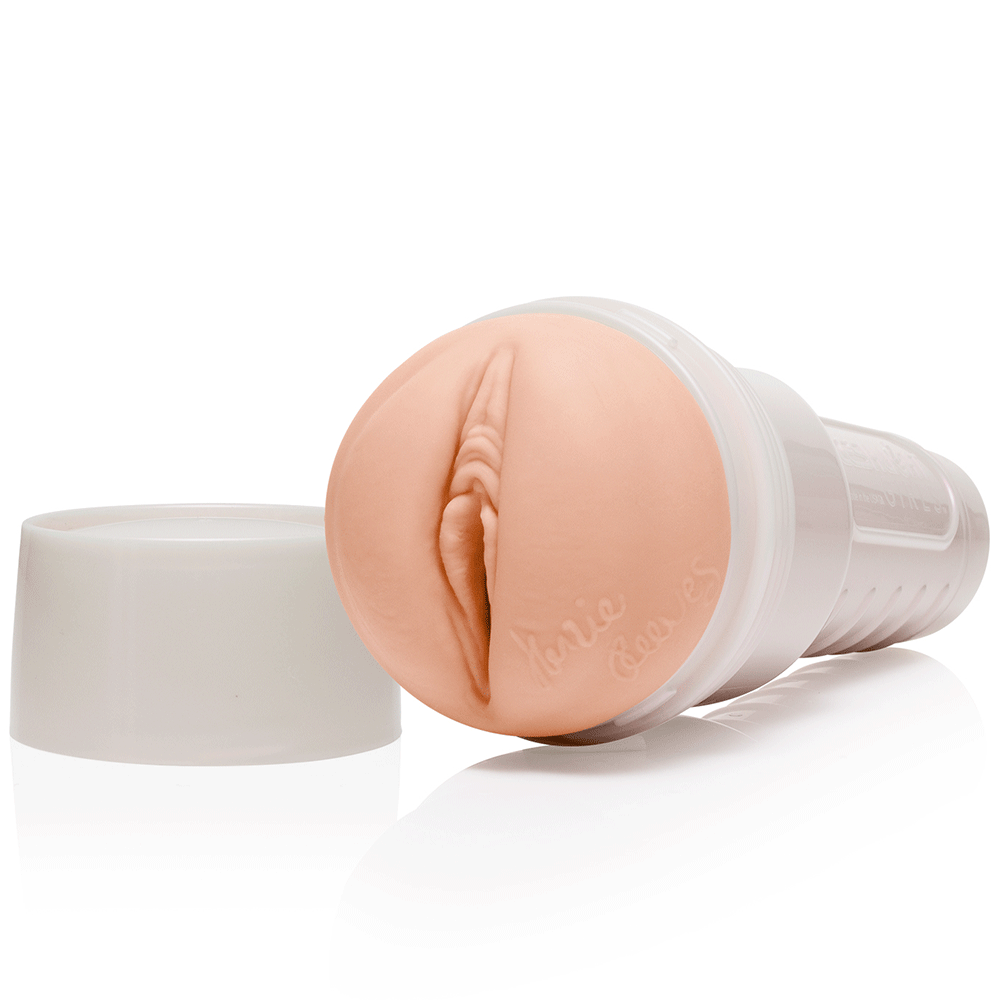 Fleshlight Girls Kenzie Reeves Creampuff med lock liggandes vid sidan. Mot vit bakgrund.