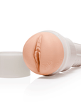 Fleshlight Girls Kenzie Reeves Creampuff med lock liggandes vid sidan. Mot vit bakgrund.