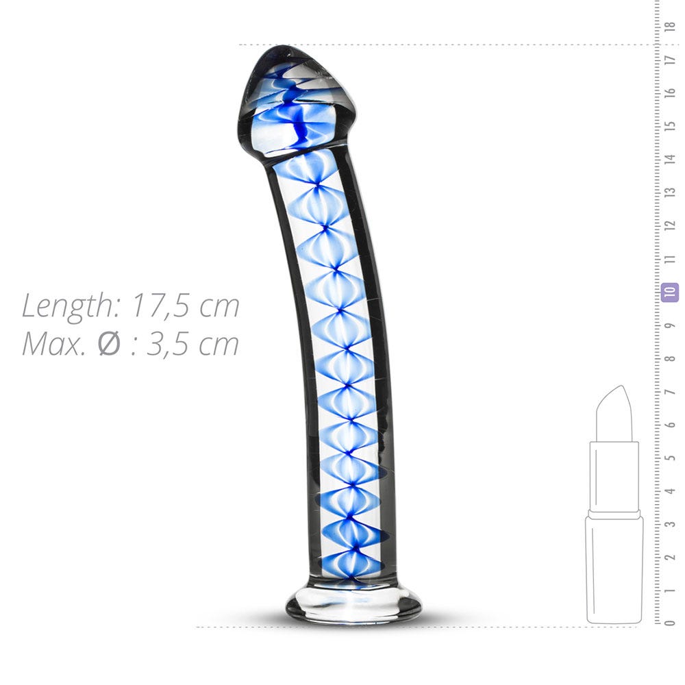 Dimensioner på Gildo Glass Dildo No. 4 mot vit bakgrund. Jämförs med ett läppstift.