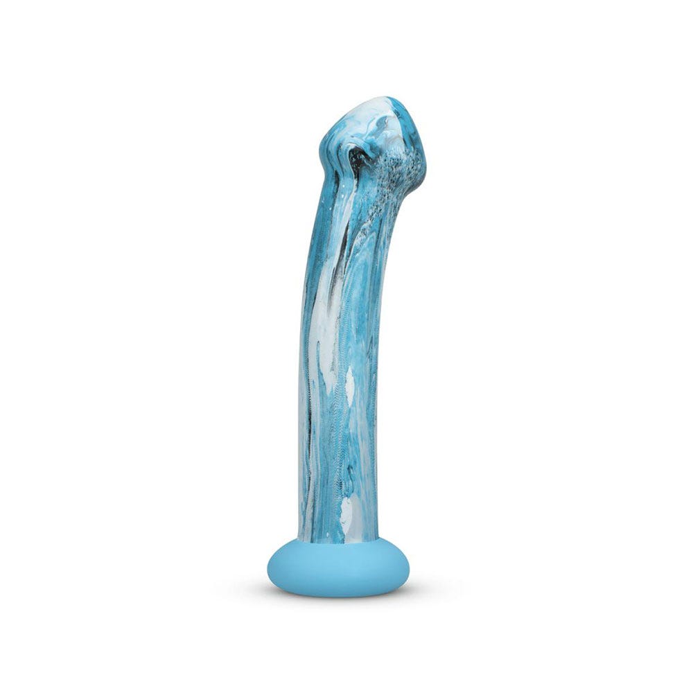 Gildo Ocean Ripple Glass Dildo ståendes mot vit bakgrund. Vinklad.