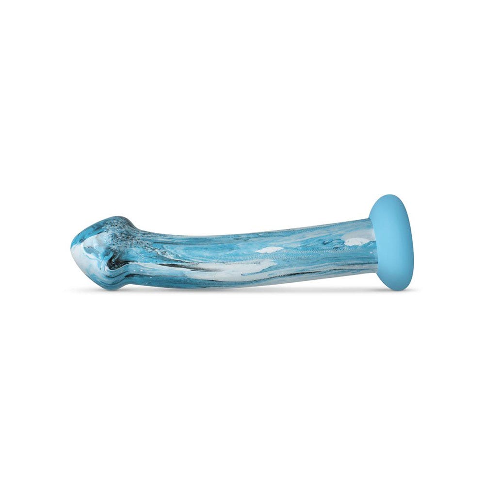 Gildo Ocean Ripple Glass Dildo liggandes mot vit bakgrund.