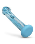 Gildo Ocean Ripple Glass Dildo lutandes mot vit bakgrund.