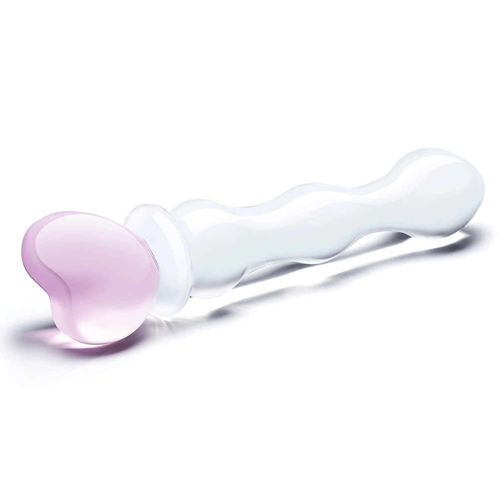 Sweetheart Glass Dildo liggandes mot vit bakgrund.