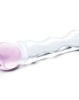 Sweetheart Glass Dildo liggandes mot vit bakgrund.