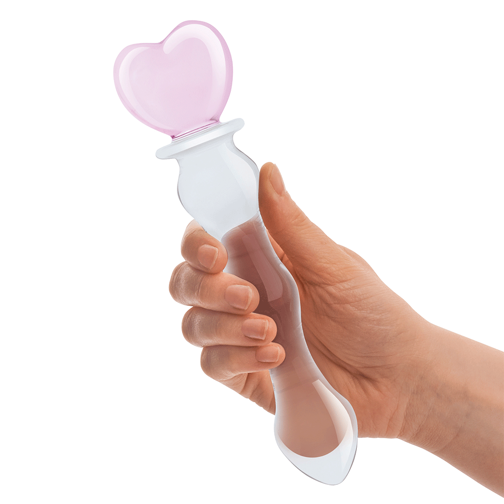 Hand som håller i Sweetheart Glass Dildo mot vit bakgrund.