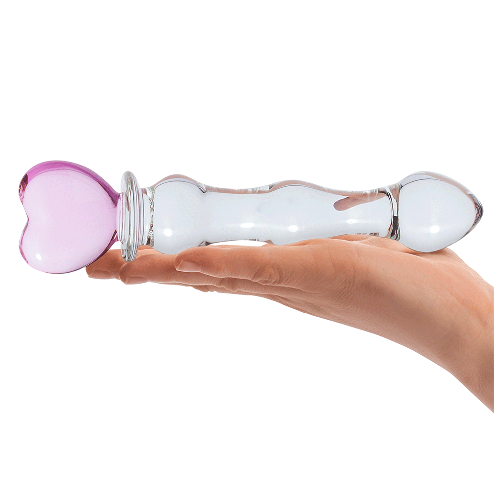 Sweetheart Glass Dildo på handflata mot vit bakgrund.