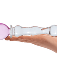 Sweetheart Glass Dildo på handflata mot vit bakgrund.