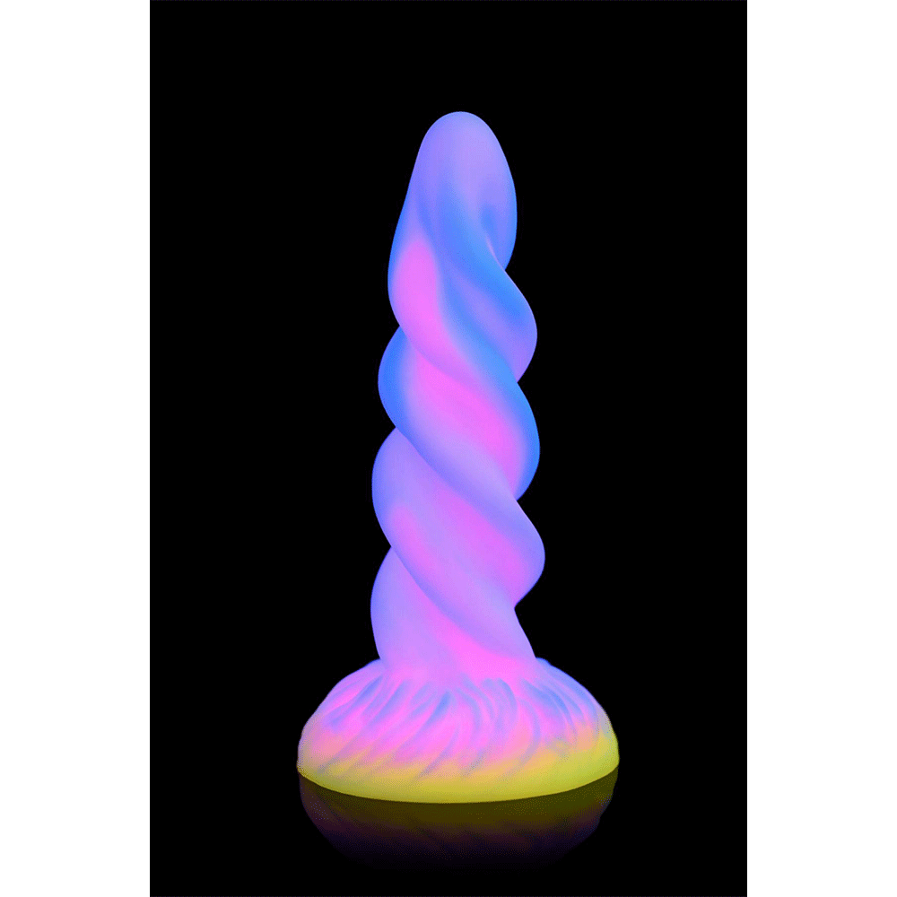 Glow-in-the-Dark Unicorn Dildo lyser i mörkret mot svart bakgrund.