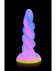 Glow-in-the-Dark Unicorn Dildo lyser i mörkret mot svart bakgrund.