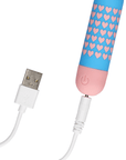 Heart to Get Bulletvibrator med i kopplad USB-laddare mot vit bakgrund.