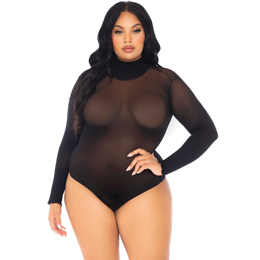 Kvinnlig plus size modell som har på sig Highneck Sleeved Bodysuit + mot vit bakgrund. Framsida.